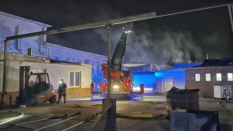 Feuerwehr Neuss: FW-NE: Feuer in einer Werkstatthalle an der Scharnhorststraße | Feuerwehr verhindert Brandausbreitung