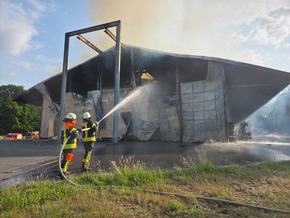 FW-ROW: Feuerwehreinsatz in Ostereistedt: Lagerhalle in Vollbrand