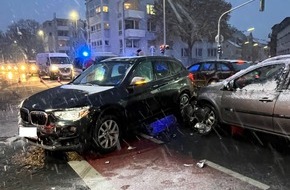 Polizei M&ouml;nchengladbach: POL-MG: Vorfahrtsmissachtung f&uuml;hrt zu Verkehrsunfall - Beifahrerin leichtverletzt