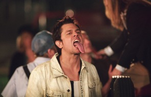 TELE 5: "Eine explodierende Rakete hätte mich fast zerrissen!" - Johnny Knoxville im TELE 5-Interview // Der 'Jackass'-Star lässt es Silvester, 22.10 Uhr in der Anarcho-Komödie 'A Dirty Shame' krachen (mit Bild)