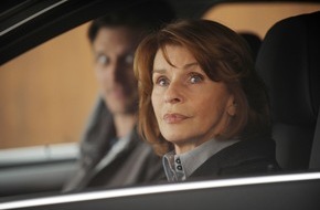 ZDF: ZDF zeigt Samstagskrimi "Unter Verdacht - Grauzone" / Senta Berger stößt als interne Ermittlerin auf illegale Geschäfte in der Altenpflege (FOTO)