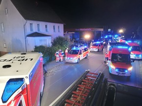 FW Horn-Bad Meinberg: Einsturz eines Balkons mit 4 eingeklemmten Personen und insgesamt 9 Verletztenß