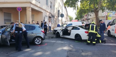 Feuerwehr Gelsenkirchen: FW-GE: Verkehrsunfall zwischen drei Fahrzeugen fordert 5 verletzte Personen
