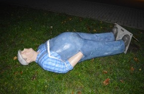 Kreispolizeibehörde Wesel: POL-WES: Rheinberg - Unbekannte Täter beschädigten eine Skulptur "Alltagsmensch"