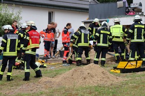 FW Hambühren: Dramatischer Rettungseinsatz gelingt: Mann wird von umstürzender Mauer begraben und muss von Feuerwehr aus Trümmern befreit werden