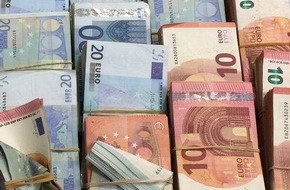 Zollfahndungsamt Essen: ZOLL-E: Fast 250.000 Euro gut  versteckt 
- Zöllner am Flughafen Weeze entdecken eine Viertelmillion Euro aus Portugal (?)