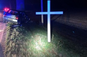 Kreispolizeibeh&ouml;rde Kleve: POL-KLE: Emmerich - PKW kollidiert mit Baum / Verdacht auf Alkoholkonsum beim 21-j&auml;hrigen Fahrer