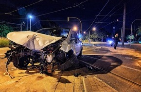 Polizei Essen: POL-E: Mülheim an der Ruhr: PKW-Fahrer touchiert Krad und kollidiert mit Ampel - 3 Schwerverletzte - Zeugen gesucht