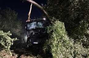 Freiwillige Feuerwehr Kalkar: Feuerwehr Kalkar: R&uuml;bentransporter kommt auf der B67 von der Fahrbahn ab - Fahrer bleibt unverletzt