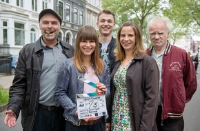 ARD Das Erste: Das Erste / Frisch und frech - In Bremen fiel die erste Klappe für "Unter Gaunern" / Die neue Vorabendserie mit Cristina do Rego, Jophi Ries, Julia Jäger, Peter Franke und vielen anderen (FOTO)
