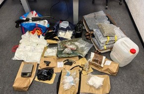 Polizei Köln: POL-K: 250506-2-K Über 60.000 Euro Bargeld, Waffen und Drogen bei mutmaßlichen Drogendealern sichergestellt - über 50 Beamte im Einsatz