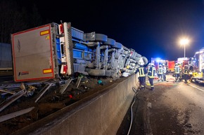 FW Porta Westfalica: 16.12.2025 - BAB2: Schwerer LKW-Unfall / 1 lebensgef&auml;hrlich verletzte Person