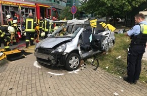 Feuerwehr Haan: FW-HAAN: Schwerer Verkehrsunfall mit zwei verletzten Personen
