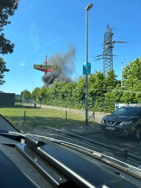 POL-STD: Zwei Autos auf Stader Möbelhausparkplatz ausgebrannt - Polizei sucht unbekannten Zeugen