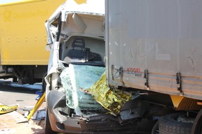 FW-WRN: Verkehrsunfall auf der BAB 1 in Fahrtrichtung Köln mit einem zusätzlichen schweren Auffahrunfall am Stauende