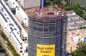 Deutsche Post DHL Group: Deutsche Post World Net dankt dem Team von Rudi Völler /
Riesen-Transparent an der Südseite des Post Towers