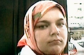 Polizei Düsseldorf: POL-D: Betrug am Geldautomaten - Wer kennt die Geldabheberin? - Foto hängt als Datei an