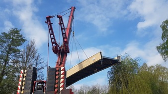 Bad Mergentheimer Rad-Saison beginnt spektakulär - 38 Meter lange Holzbrücke ersetzt alten „Johannissteg“