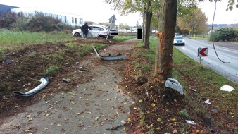 Polizei Bielefeld: POL-BI: Betrunkener Fahrzeugführer schleudert mit Pkw auf einen Acker