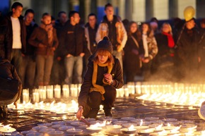 Amnesty: Lichter für die Menschenrechte / Rund 10.000 Kerzen am Brandenburger Tor zum Schutz der Menschenrechte entflammt