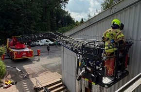 Feuerwehr Detmold: FW-DT: Gemeldeter Heckenbrand entpuppt sich als Schwelbrand hinter einer Fassade
