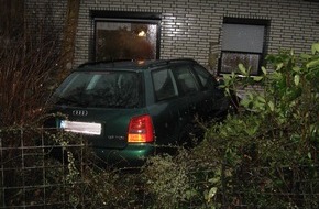 Polizeiinspektion Cuxhaven: POL-CUX: +Mit über einem Promille in Hauswand "geparkt" / 90.000 Euro Schaden