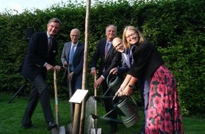 Bund deutscher Baumschulen (BdB) e.V.: The Queen´s Green Canopy: Ein Zierapfelbaum an der Alster zu Ehren der Queen