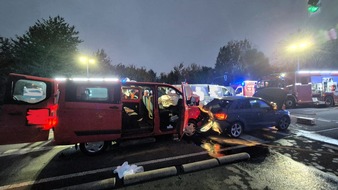 Feuerwehr Düren: FW Düren: Verkehrsunfall auf der B264 bei Derichsweiler - eine Person eingeschlossen, drei Verletzte