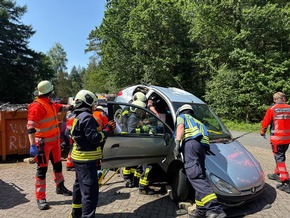 FW-AUR: Feuerwehr und Rettungsdienst trainieren komplexe Unfallszenarien