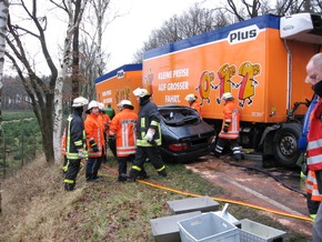 POL-WL: Pkw prallt frontal auf Lkw