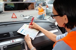 HUK-COBURG: Tipps für den Alltag / Unfall: Kaum ein Autofahrer bleibt verschont / Unfallzahlen steigen im Sommer sprunghaft an - was ist im Ernstfall zu tun (BILD)
