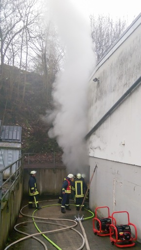 FW-OE: Kellerbrand in einer Genossenschaft, stundenlanger Einsatz für die Feuerwehr Lennestadt