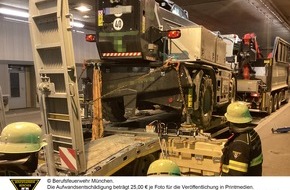 Feuerwehr München: FW-M: Harvester auf Tieflader verrutscht im Tunnel (Mittersendling)