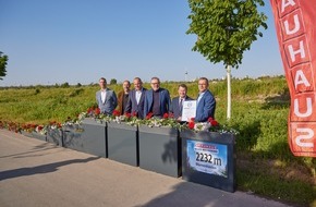 Bauhaus AG: BAUHAUS holt „Weltrekord fürs Klima“ mit der längsten Blumenkastenreihe der Welt