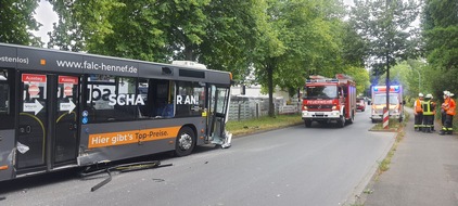 Freiwillige Feuerwehr Königswinter: FW Königswinter: Unfall mit Linienbus endet glimpflich - Mehrere Leichtverletzte
