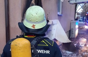 Feuerwehr München: FW-M: Mülltonenbrand greift auf Hausfassade über (Feldmoching-Hasenbergl)
