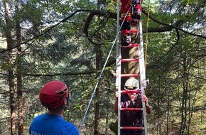 Freiwillige Feuerwehr Olsberg: FF Olsberg: Gleitschirmflieger aus Baum gerettet