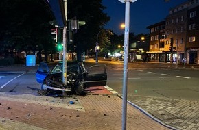 Polizei Duisburg: POL-DU: Marxloh: Fahrzeugrennen - Auto kollidiert mit Ampelmast