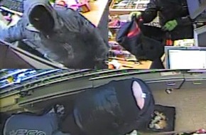 Polizeipräsidium Frankfurt am Main: POL-F: 150813 - 628 Frankfurt-Eckenheim: Öffentlichkeitsfahndung nach Raubüberfall auf Kiosk (FOTO) - Belohnung ausgelobt!