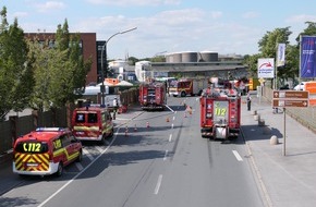 Feuerwehr Dortmund: FW-DO: 23.07.2020 - TECHNISCHE HILFELEISTUNG IM HAFEN Bagger beschädigt Gasleitung