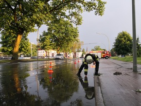 FW-WRN: TH_1 - Höhe Kindergarten Fahrbahn unter Wasser, Amtshilfe f. Pol.