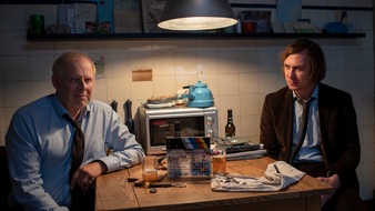NDR / Das Erste: Neuer Kiel-"Tatort" mit dem "stillen Gast": Dreharbeiten mit Axel Milberg, Almila Bagriacik und Lars Eidinger