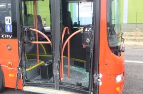 Polizeidirektion Bad Kreuznach: POL-PDKH: Verkehrsunfall unter Beteiligung eines Linienbusses - 2 Leichtverletzte