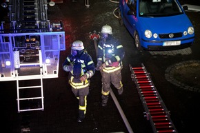 FW LK Neunkirchen: Feuerwehr rettet fünf Menschen aus brennendem Mehrparteienhaus