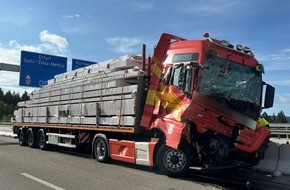 Autobahnpolizeiinspektion: API-TH: Sattelzug fährt ungebremst auf Schilderwagen auf