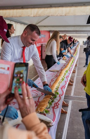 &raquo;M&ouml;belhaus H&ouml;ffner&laquo; pr&auml;sentiert das l&auml;ngste Fischbr&ouml;tchen der Welt (51,87 Meter)