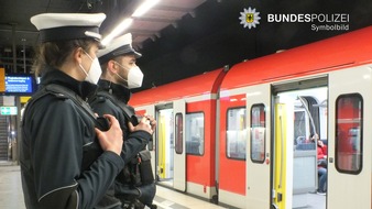 Bundespolizeidirektion München: Bundespolizeidirektion München: Mann mit falschem Fahrschein greift Sicherheitsmitarbeiter an / Auch gegenüber Bundespolizisten aggressiv