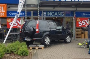 Polizeiinspektion Hameln-Pyrmont/Holzminden: POL-HM: Bremse mit Gas verwechselt - Pkw fährt in Verkaufsfläche