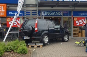 Polizeiinspektion Hameln-Pyrmont/Holzminden: POL-HM: Bremse mit Gas verwechselt - Pkw fährt in Verkaufsfläche