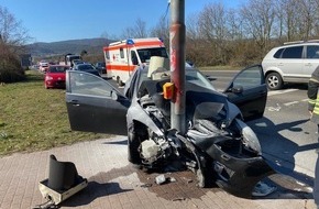 Polizeidirektion Neustadt/Weinstraße: POL-PDNW: Erstmeldung Verkehrsunfall mit schwerstverletzten Personen